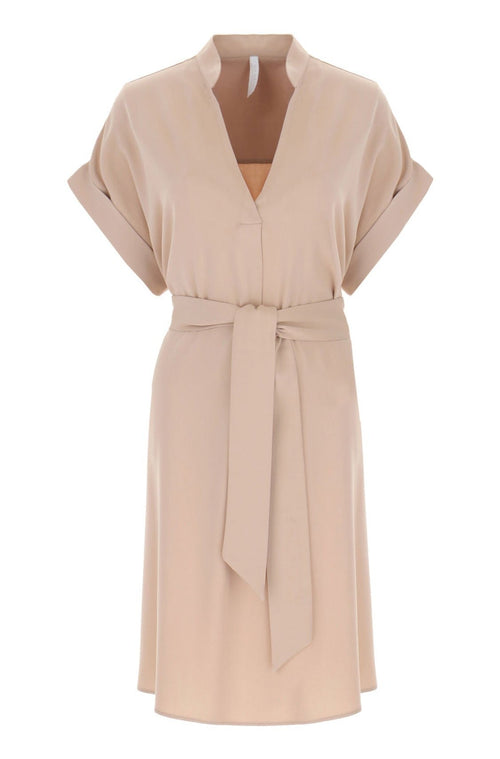 Robe Impérial à manches courtes, col V et ceinture beige.